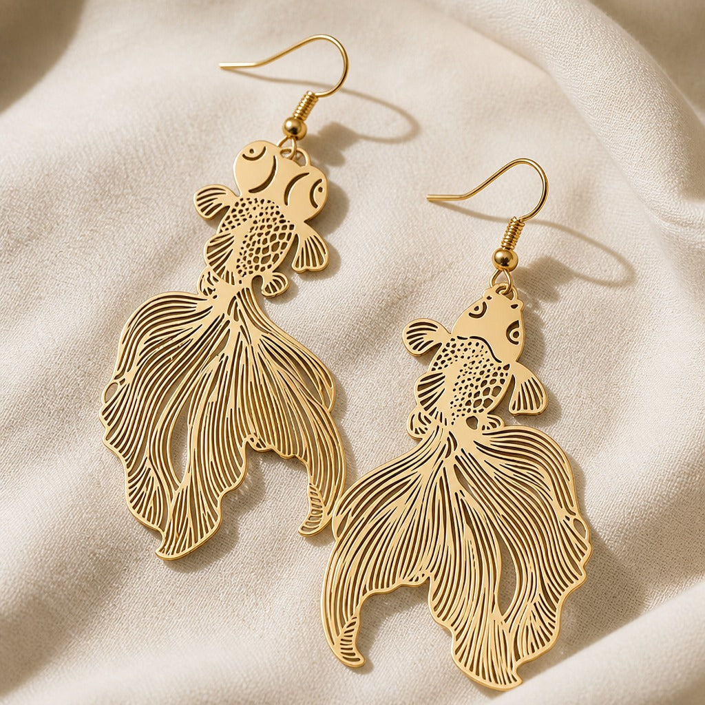 Pendientes dorados colgantes con dije de koi – imagen 2