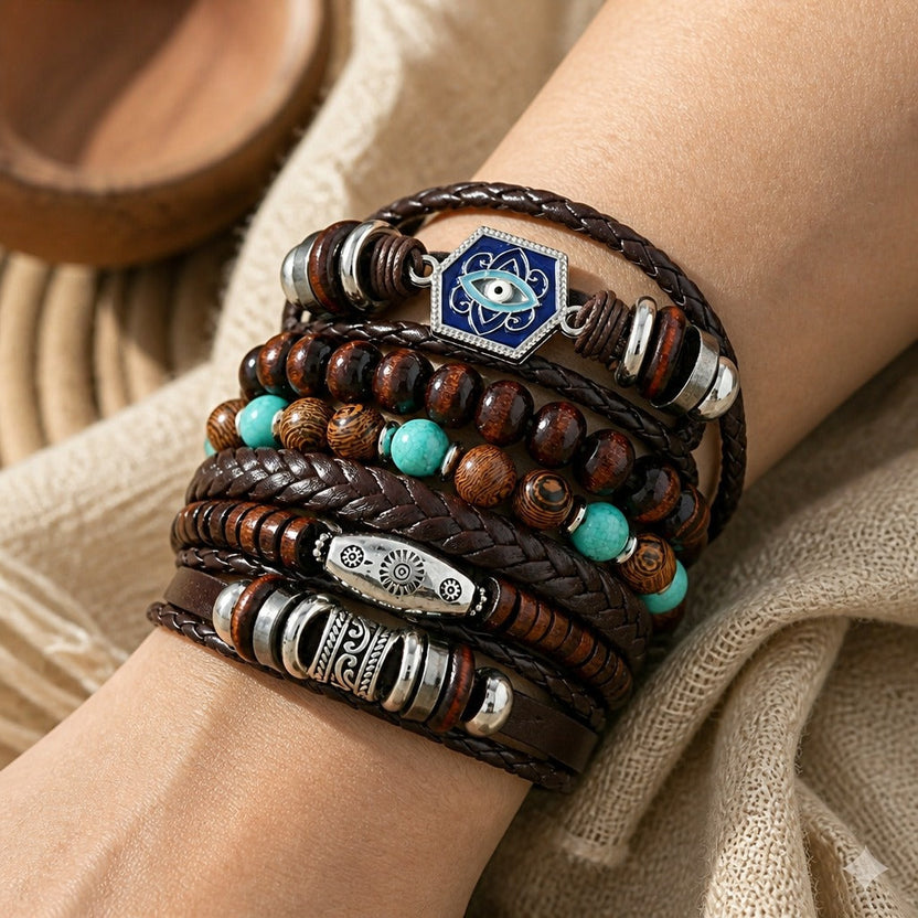Conjunto de pulseras de piel en capas con dijes — Carmen, Lucía & Rocío