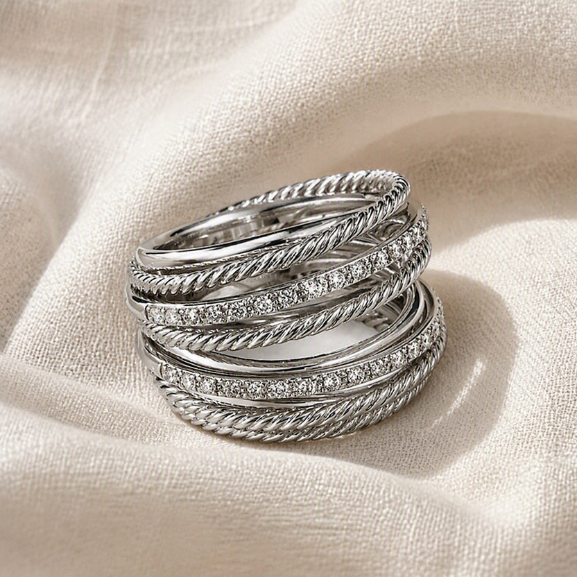Anillo de cruz de circonita por capas