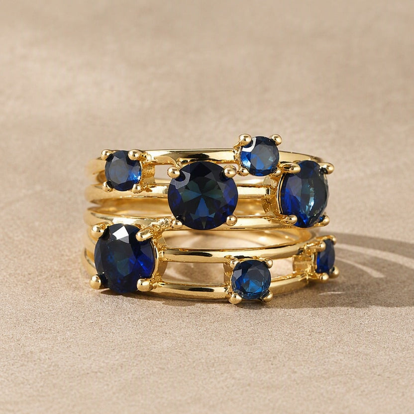 Anillo de oro con zafiro azul en capas