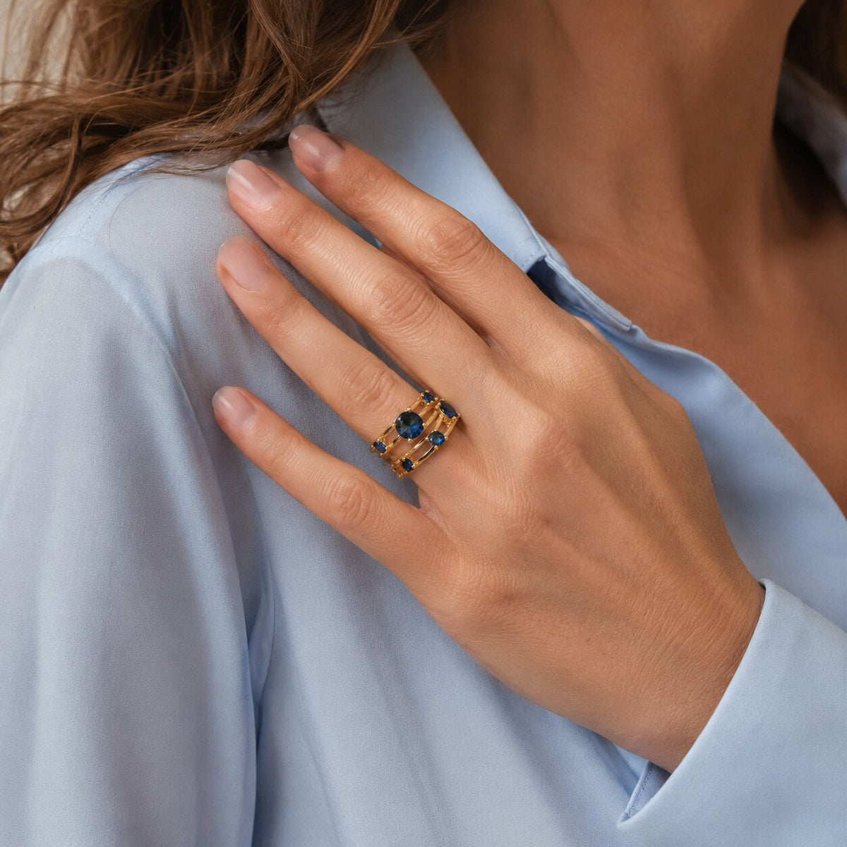 Anillo de oro con zafiro azul en capas – imagen 2