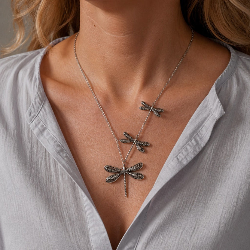 Collar de capas con colgante de libélula