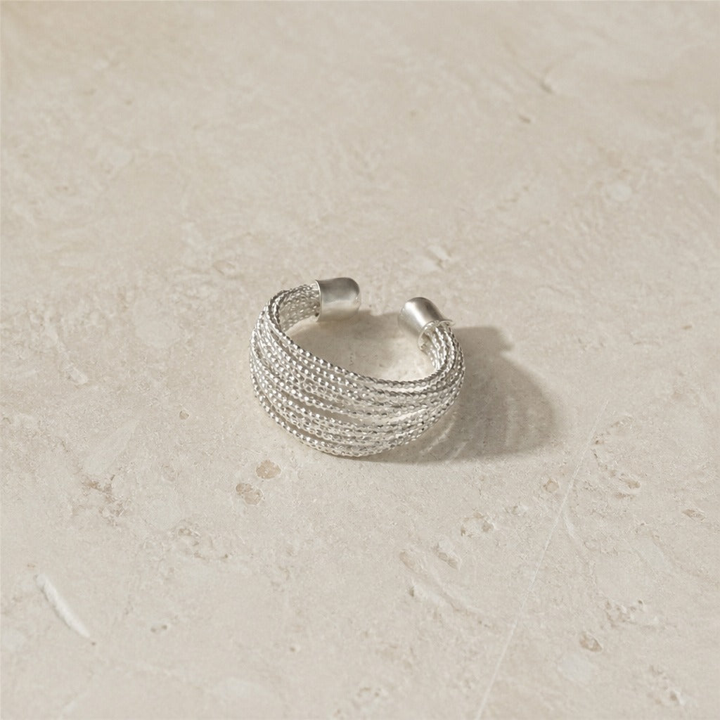 Anillo abierto de plata con cordón en capas