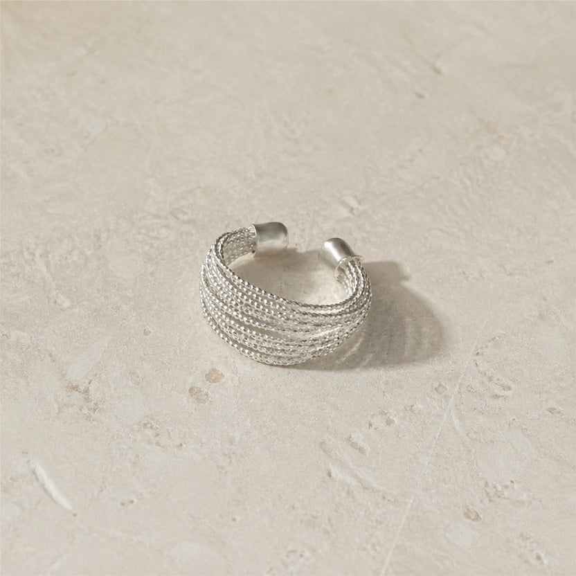 Anillo abierto de plata con cordón en capas