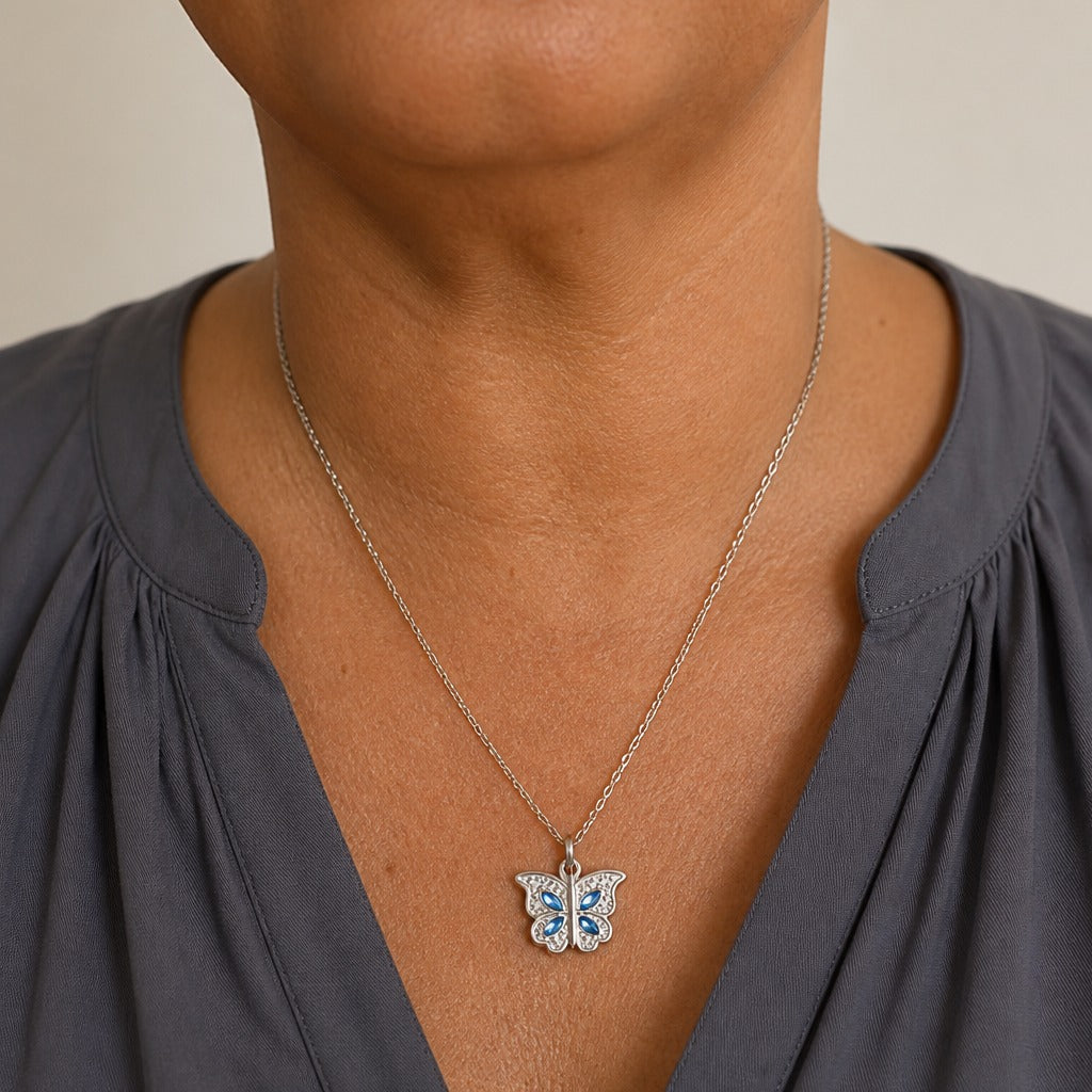 Collar con colgante medallón de mariposa Love