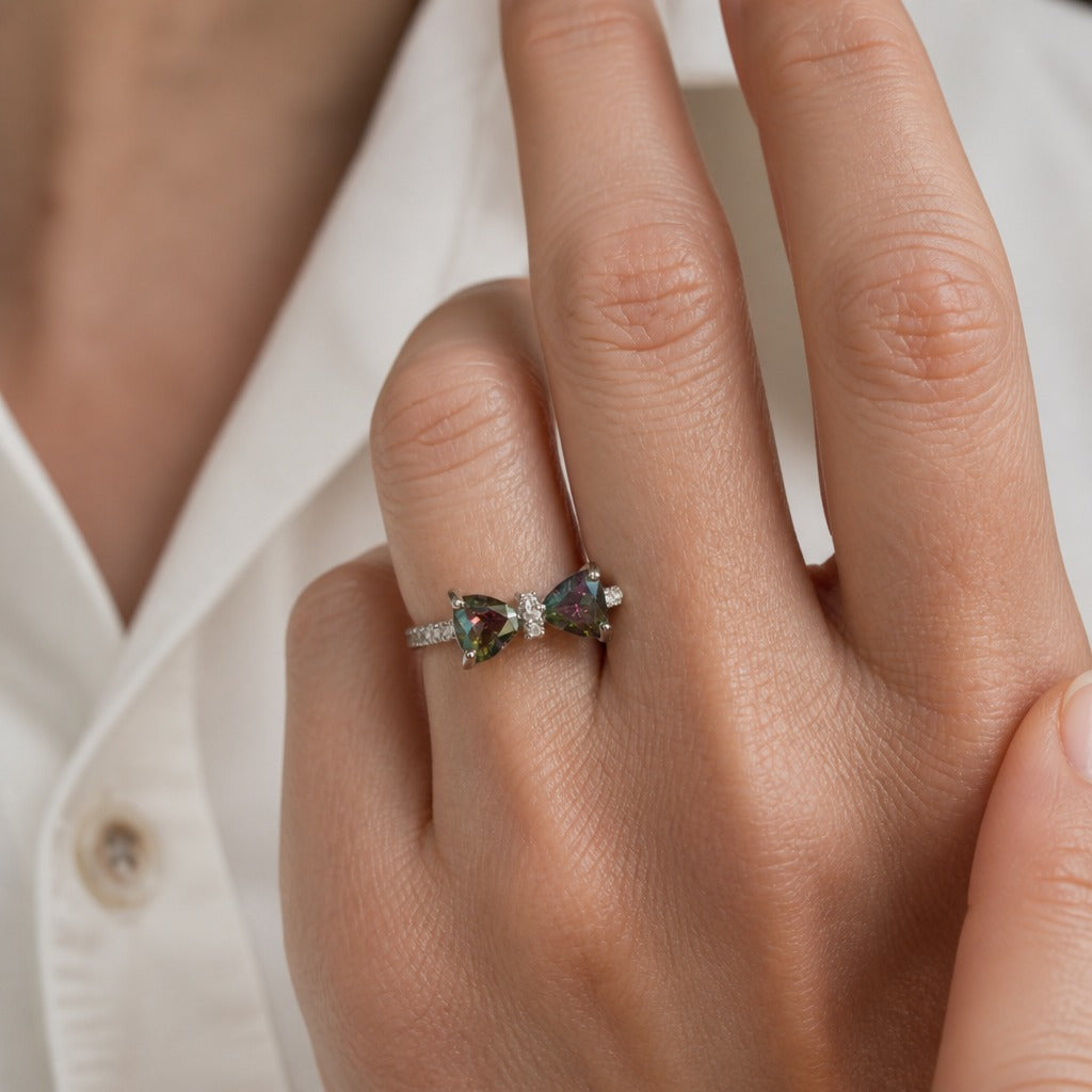 Anillo plateado de circonita con mariposa de lujo