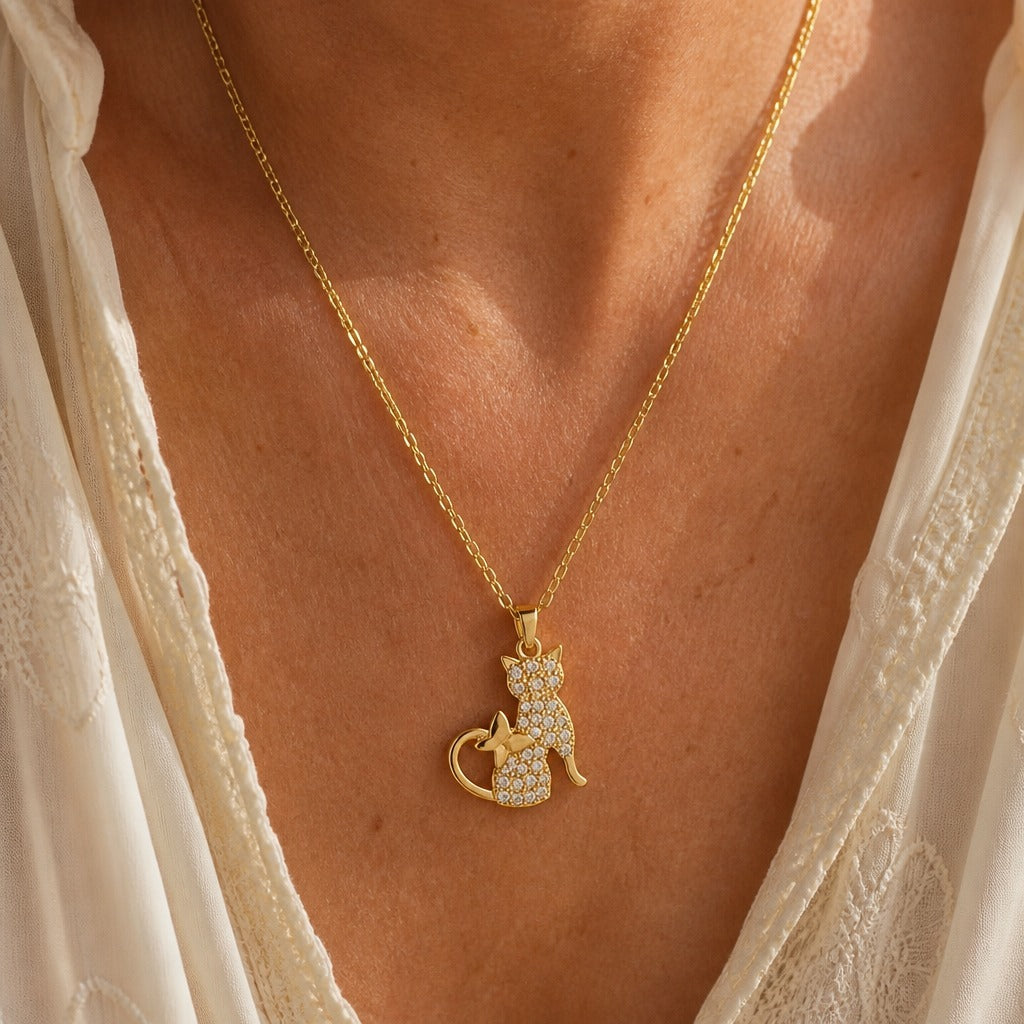 Collar con colgante de gato de cristal de lujo