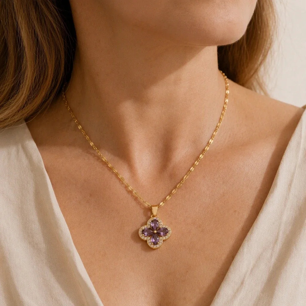 Collar majestuoso con colgante de trébol de amatista