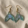 Pendientes dorados con cola de sirena majestuosa