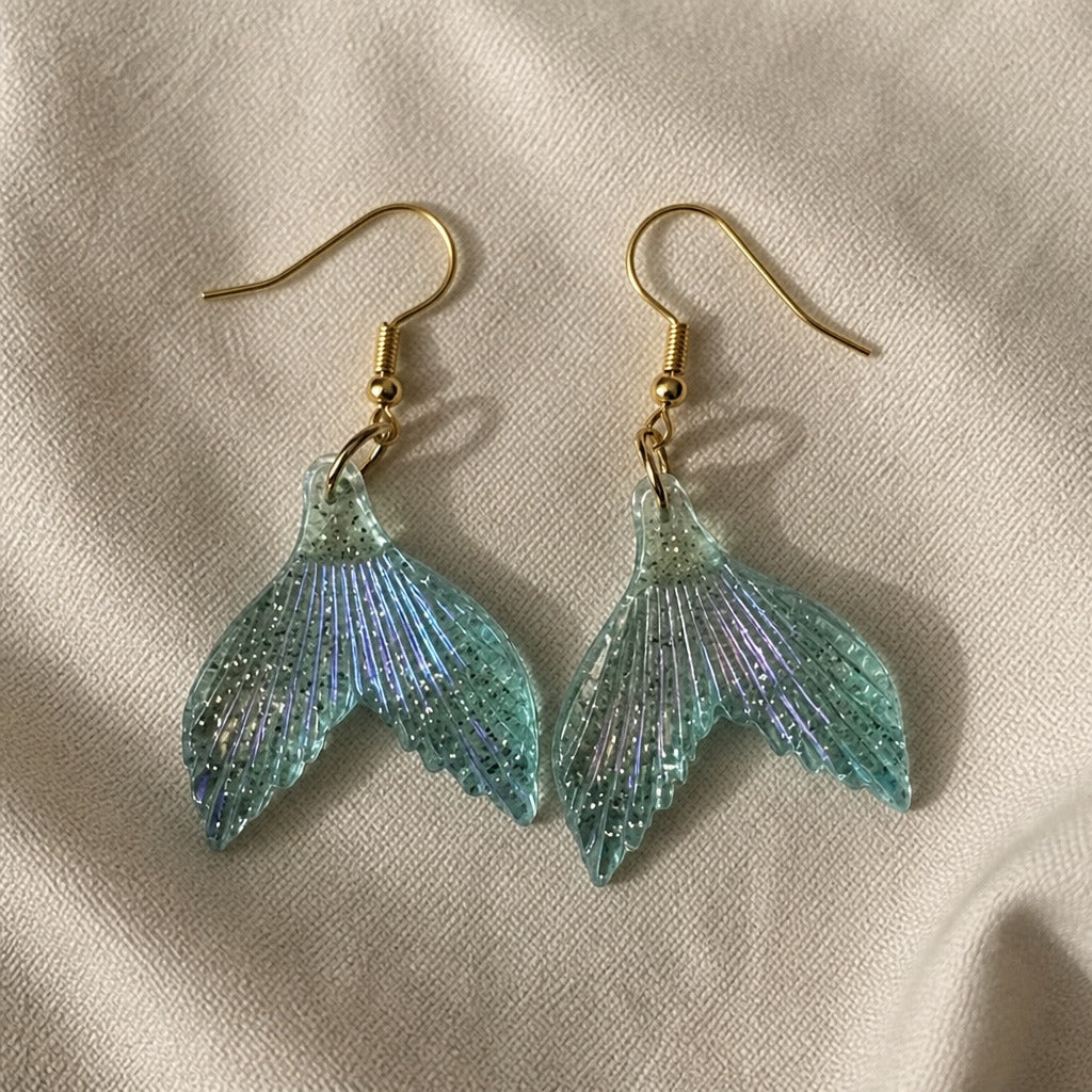 Pendientes dorados con cola de sirena majestuosa