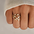 Anillo botánico de ópalo con hoja
