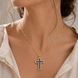 Collar minimalista con colgante de cruz