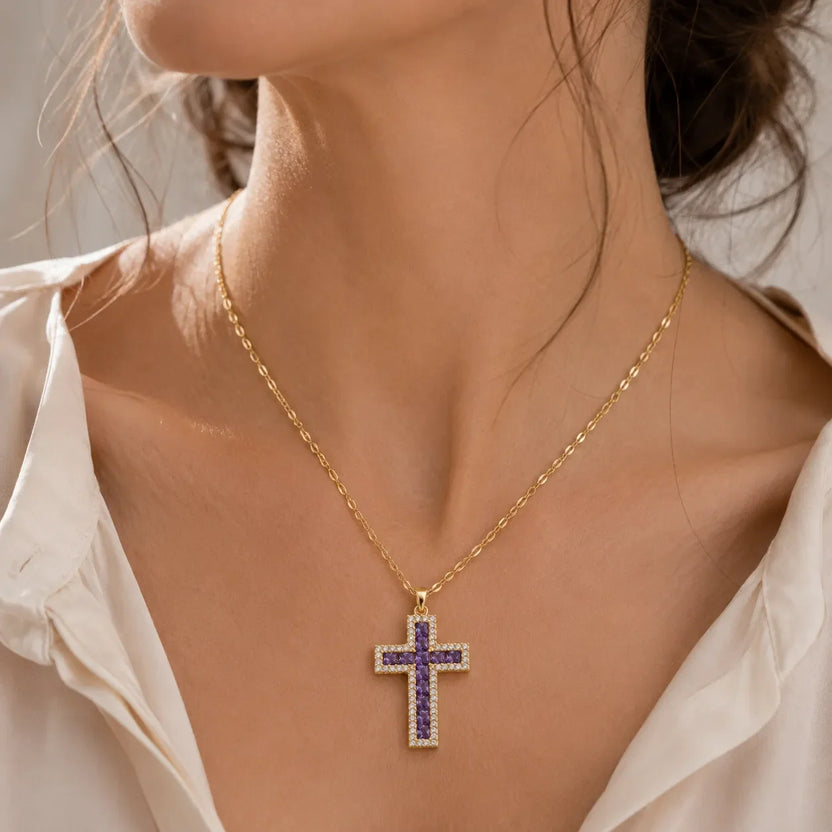 Collar minimalista con colgante de cruz