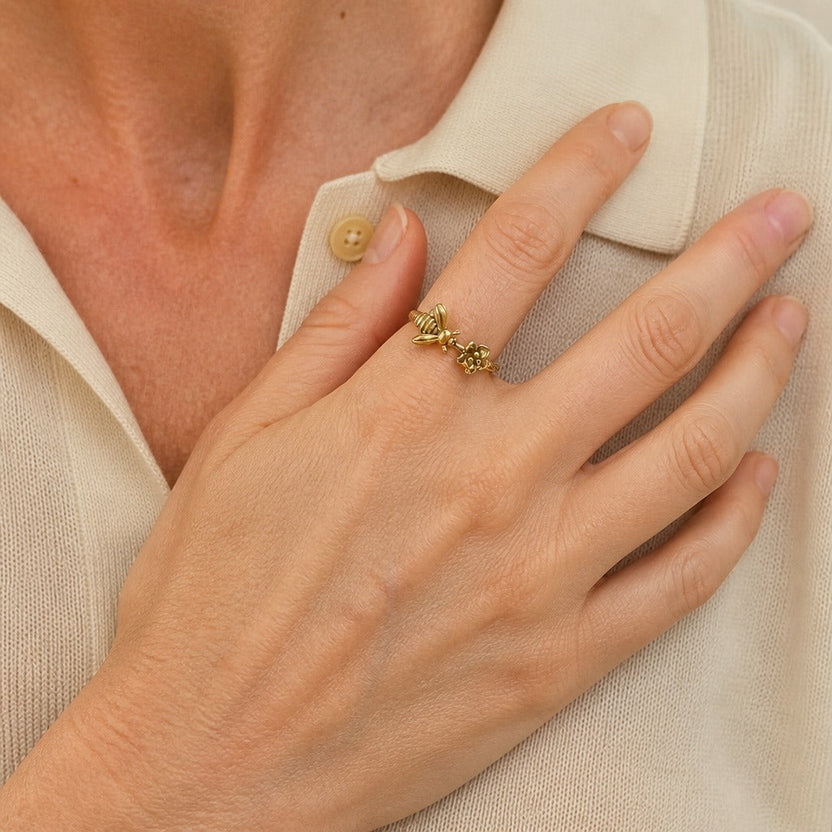 Anillo minimalista de abeja y flor