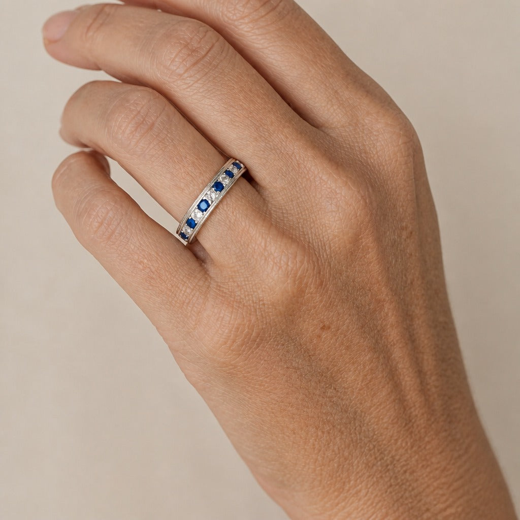 Anillo minimalista de plata con circonita azul – imagen 2