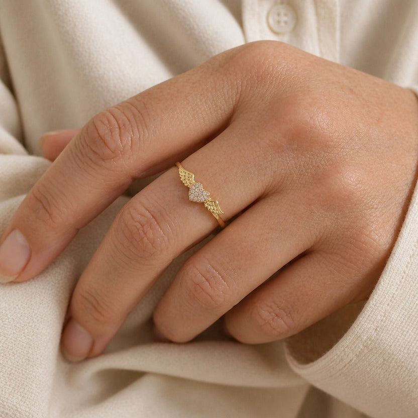Anillo minimalista con corazón y alas