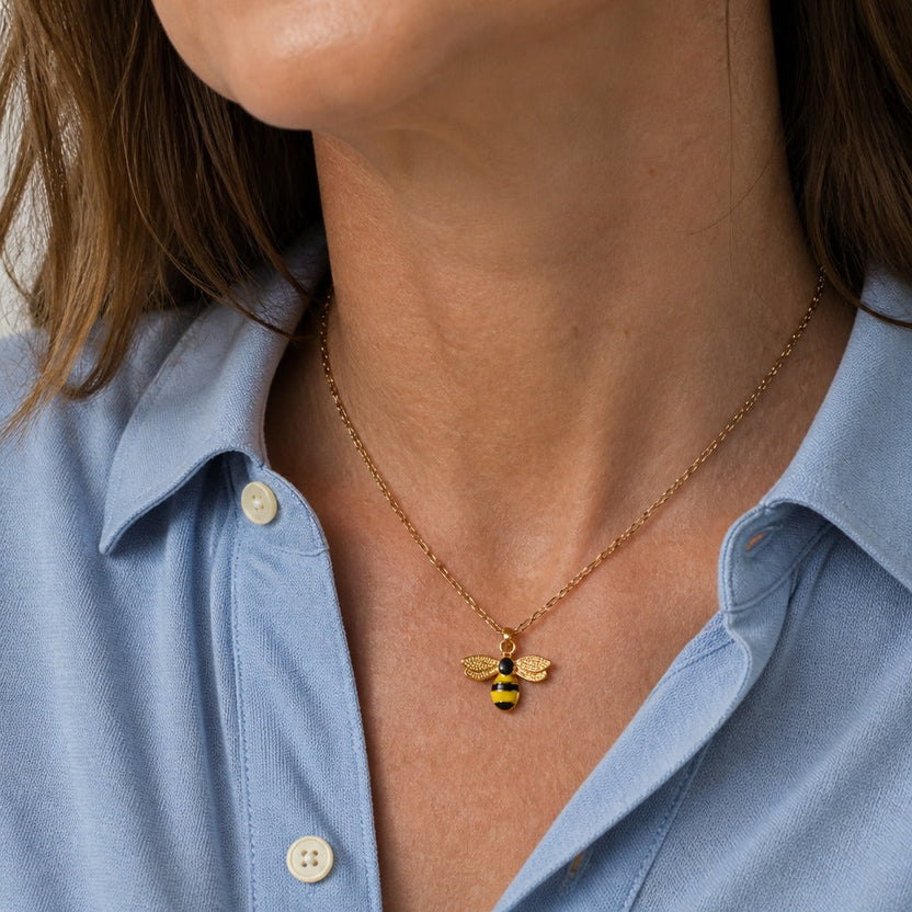Collar minimalista con colgante de abeja