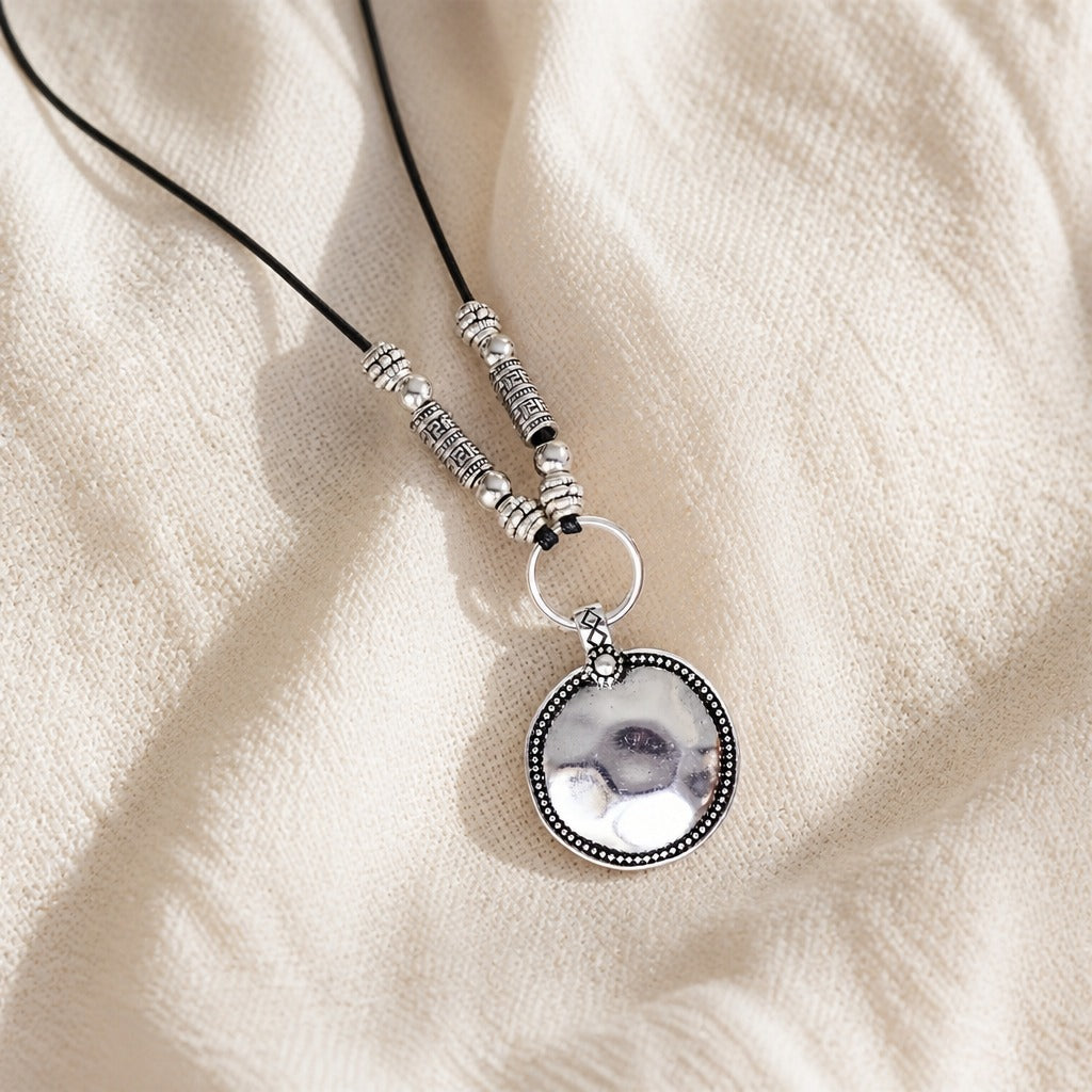 Collar minimalista con colgante circular de disco – imagen 2