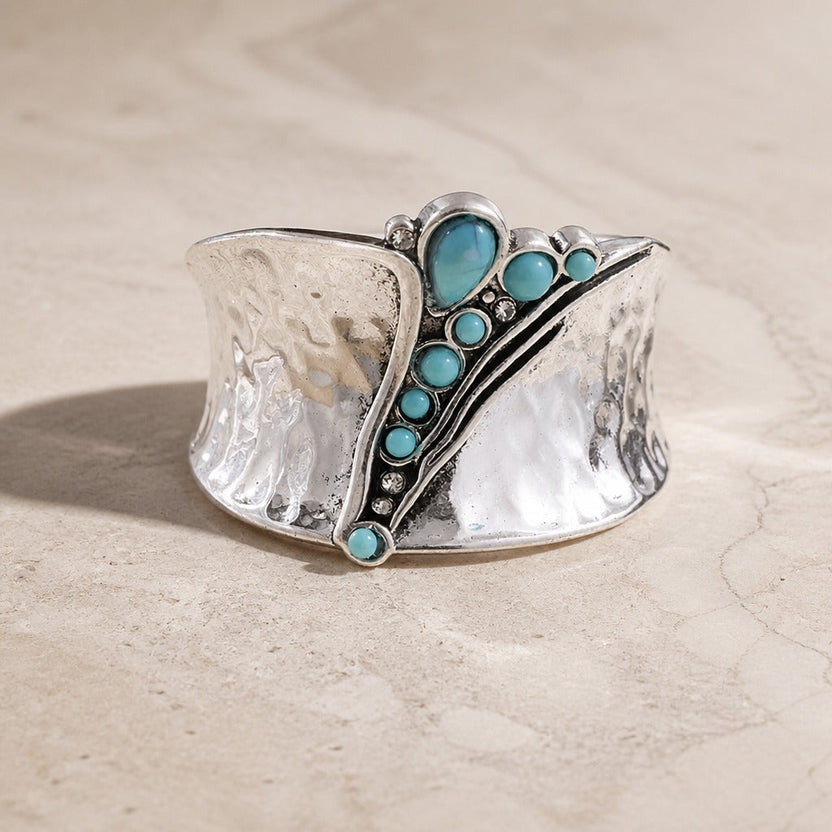 Anillo minimalista de plata con incrustación de turquesa