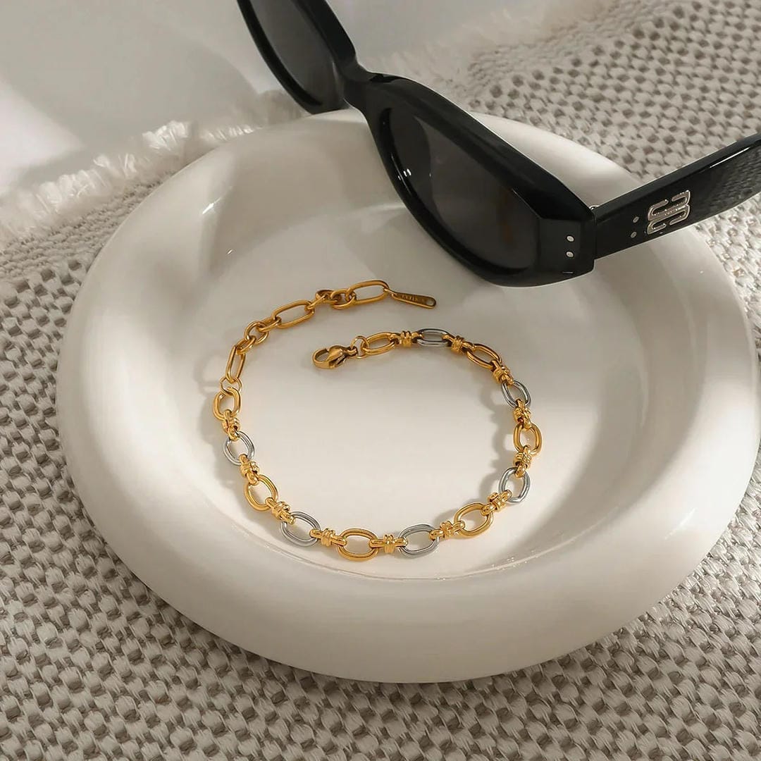 Pulsera dorada bicolor elegante – imagen 3