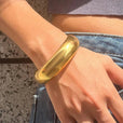 Brazalete liso de oro atemporal – imagen 4