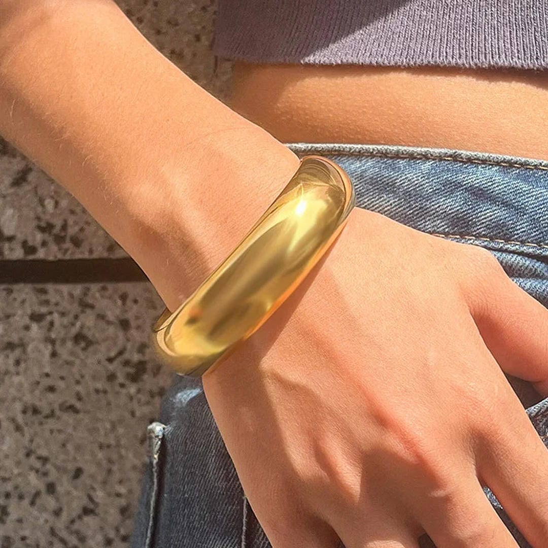 Brazalete liso de oro atemporal – imagen 4