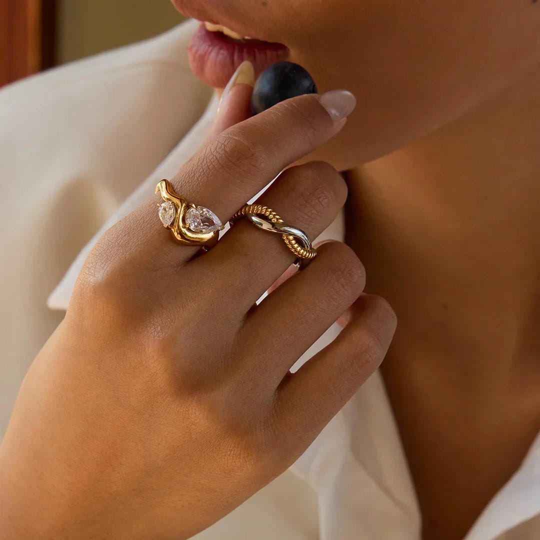 Anillo elegante dorado con cristal en forma de lágrima – imagen 2
