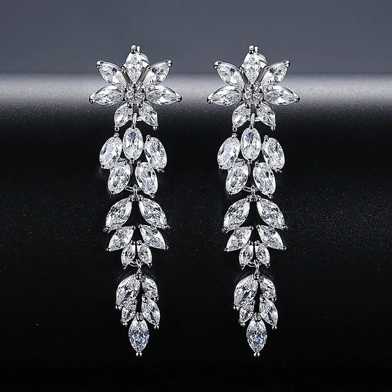 Pendientes florales de circonita blanca