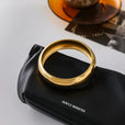Brazalete liso de oro atemporal – imagen 3