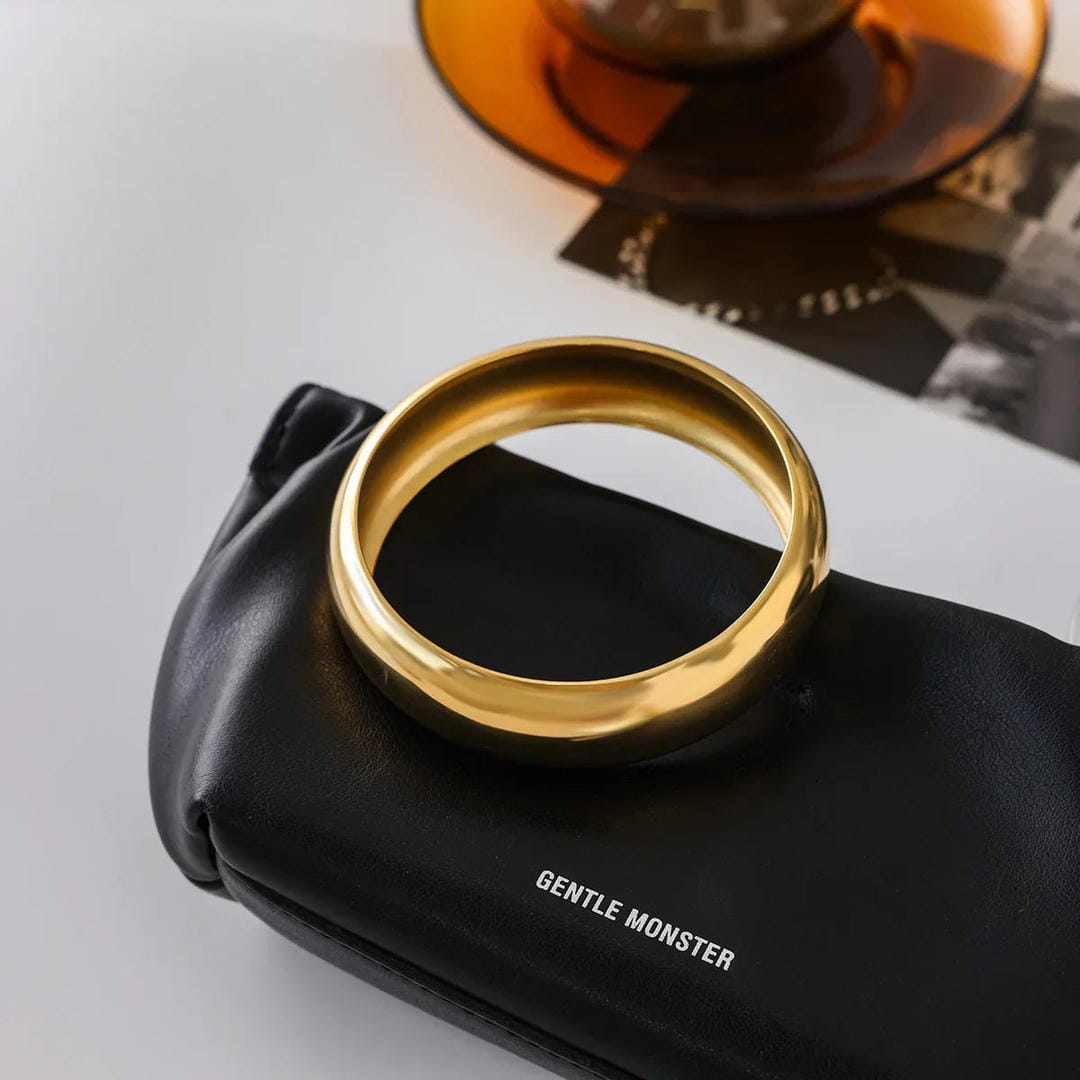 Brazalete liso de oro atemporal – imagen 3