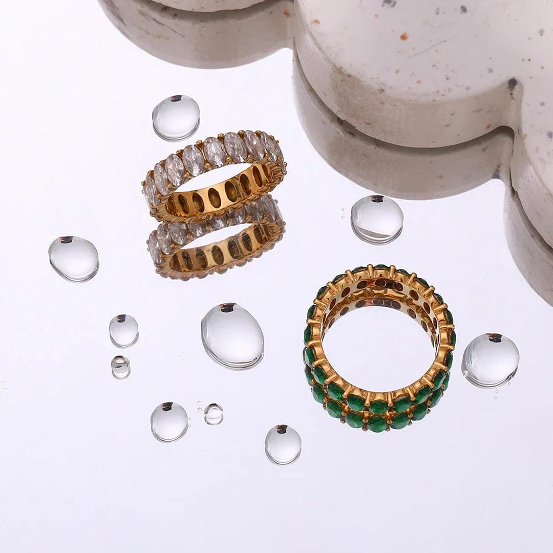 Anillo dorado con simulantes de cristal – imagen 6