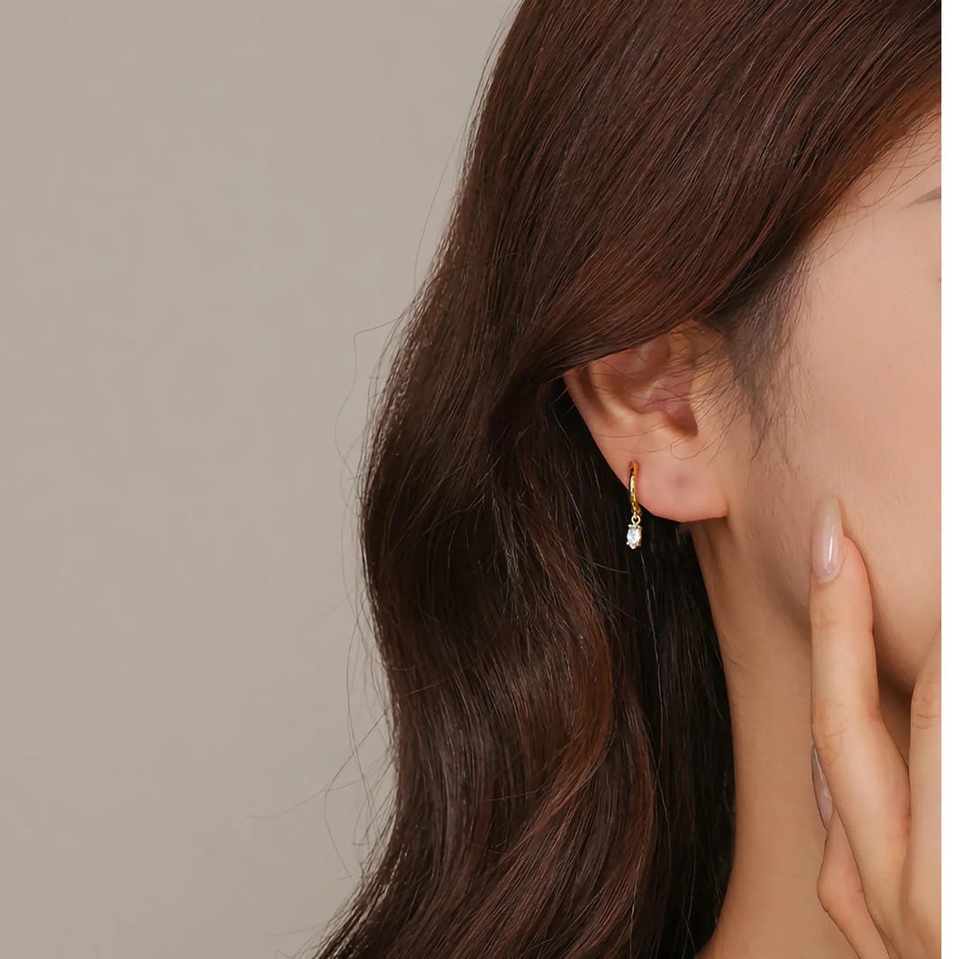 Pendientes de aro martillados de cristal en dorado – imagen 4