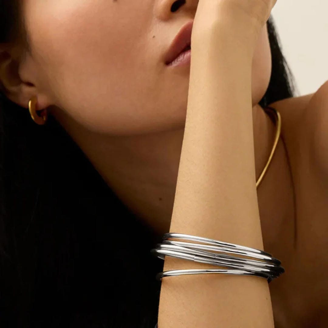 Conjunto de brazaletes dorados apilables y deslumbrantes — Carmen, Lucía & Rocío