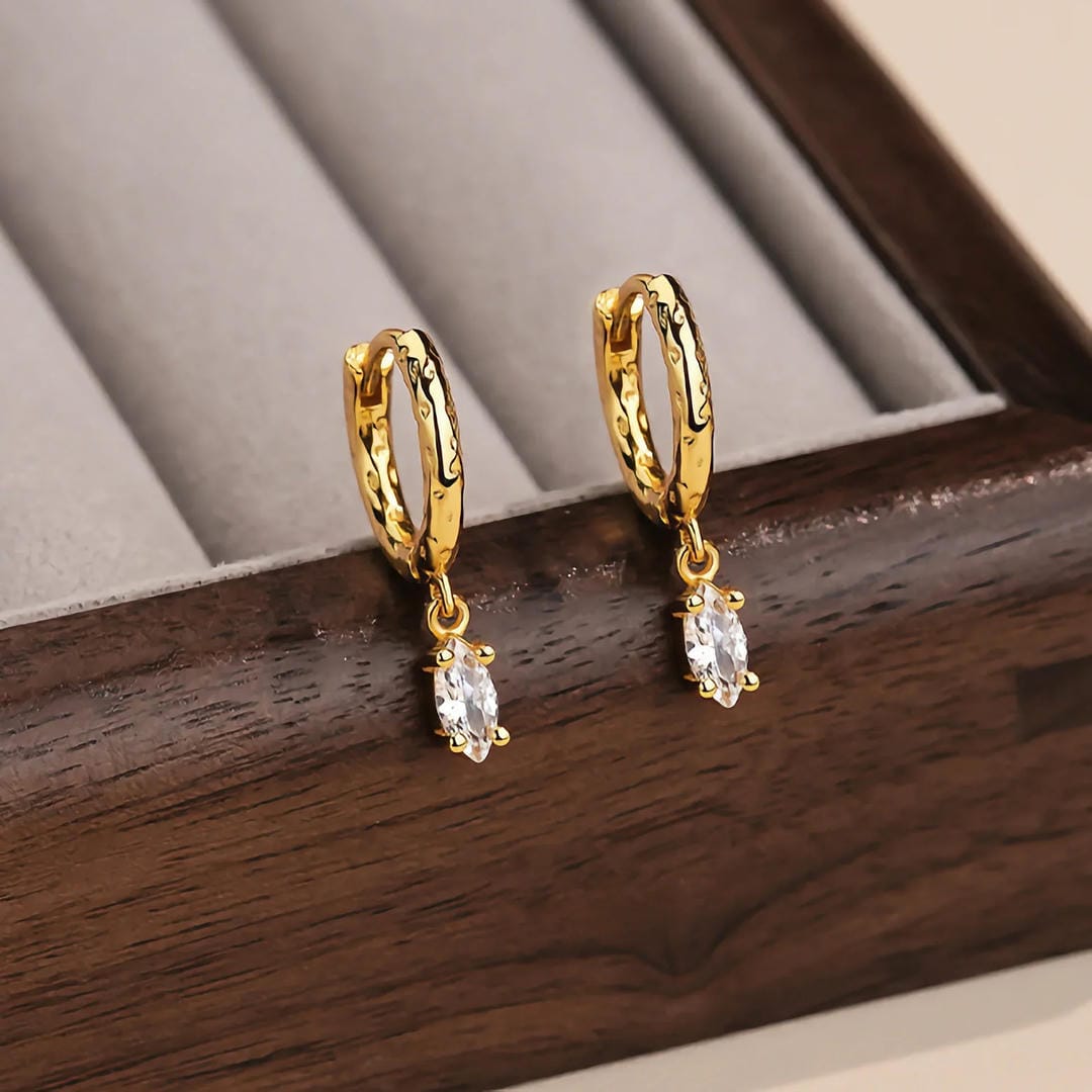 Pendientes de aro martillados de cristal en dorado – imagen 3