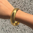 Brazalete liso de oro atemporal – imagen 5