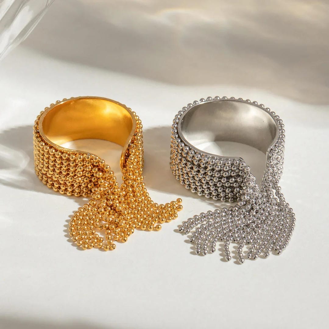 Anillo radiante con borla dorada – imagen 3