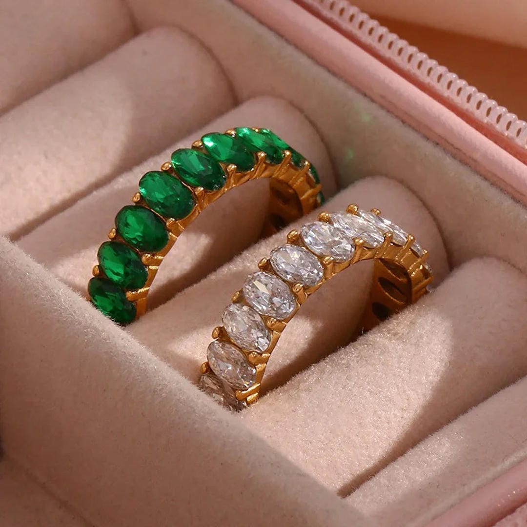 Anillo dorado con simulantes de cristal – imagen 3