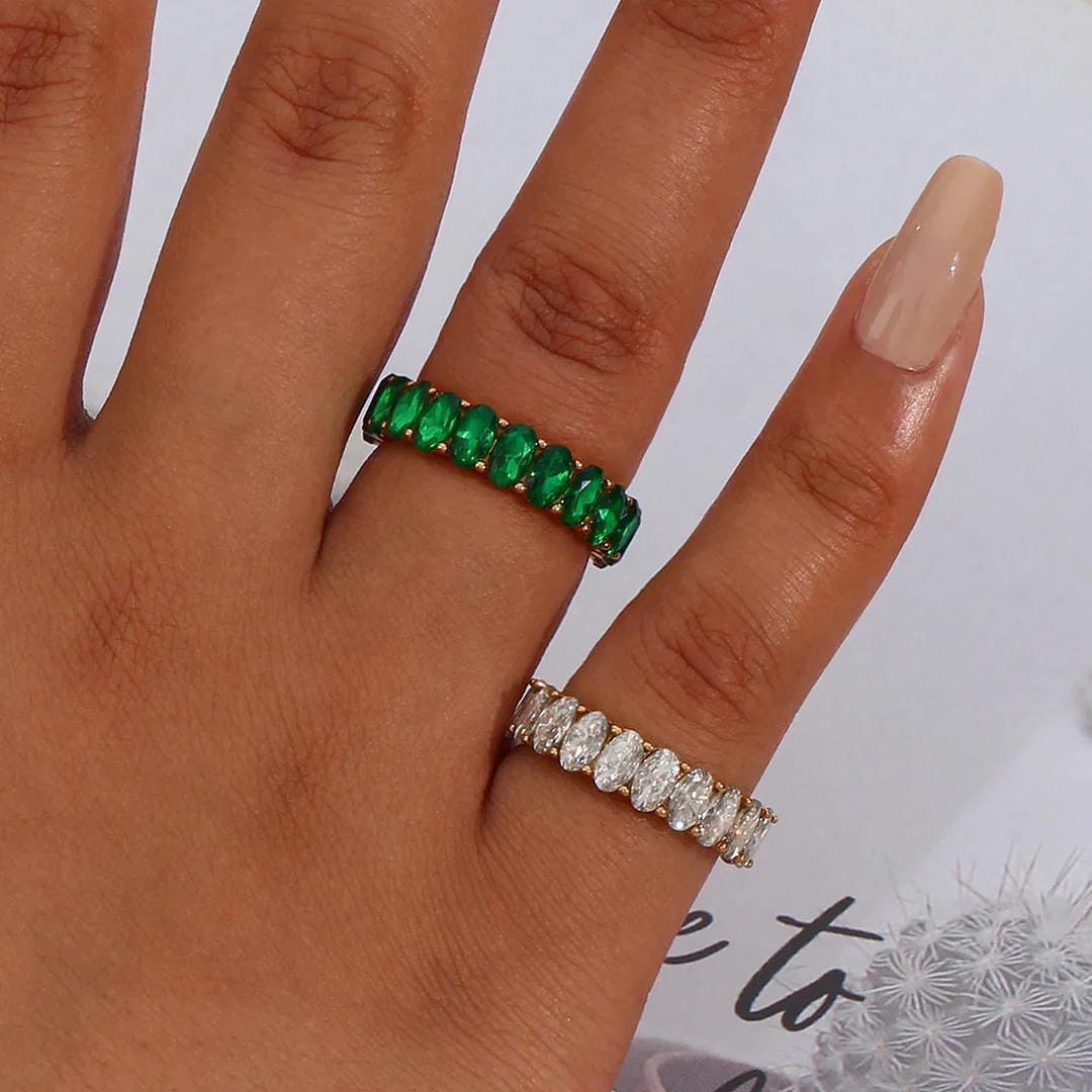 Anillo dorado con simulantes de cristal – imagen 8