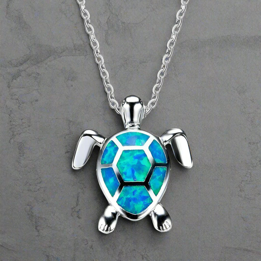 Collar de plata con dije de tortuga de ópalo azul