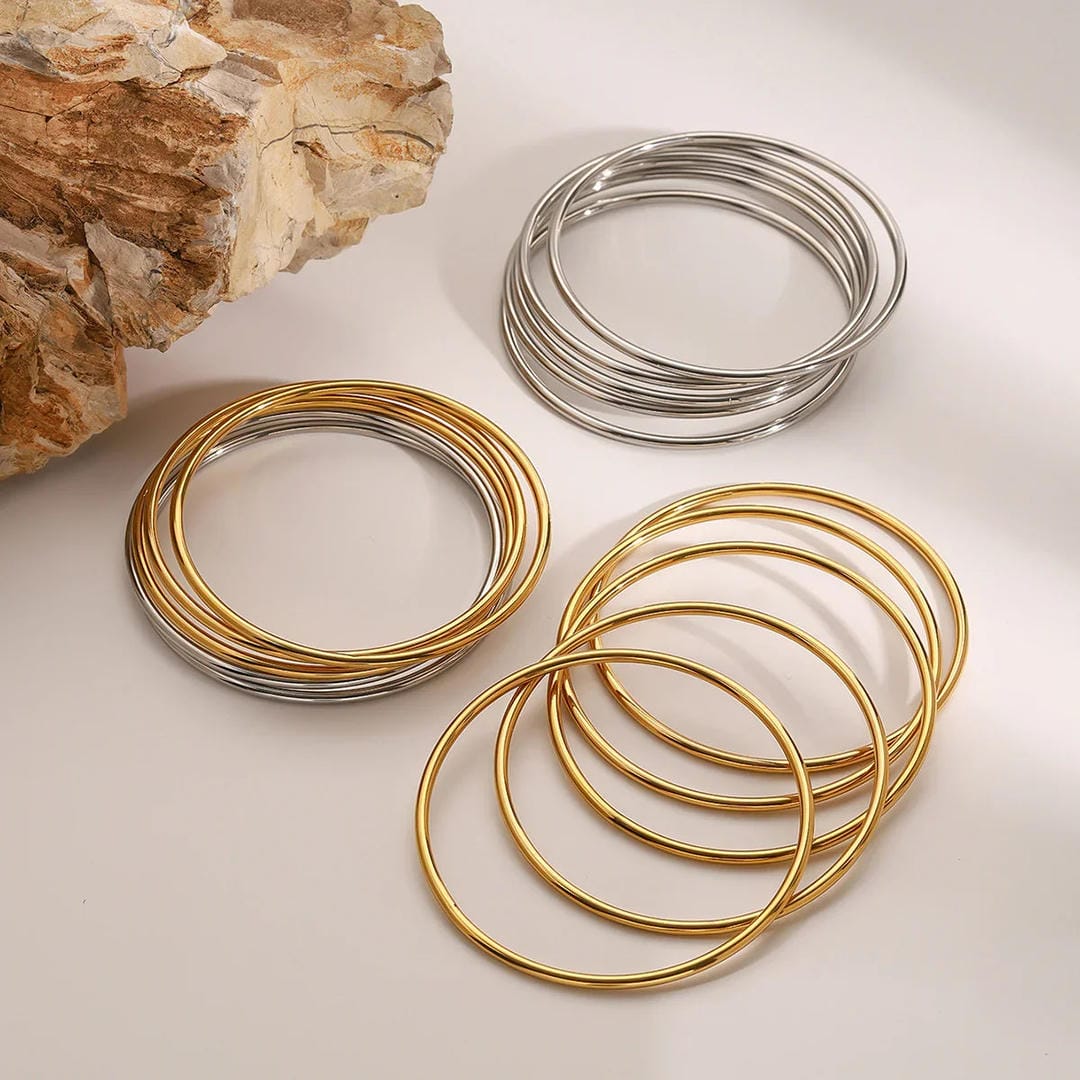 Conjunto de brazaletes dorados apilables y deslumbrantes — Carmen, Lucía & Rocío