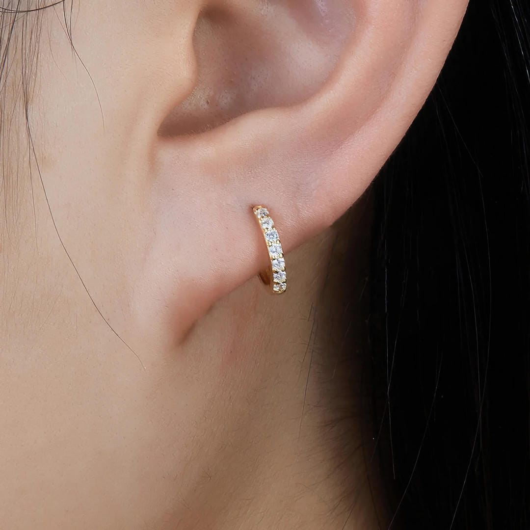 Pendientes huggie dorados elegantes – imagen 3