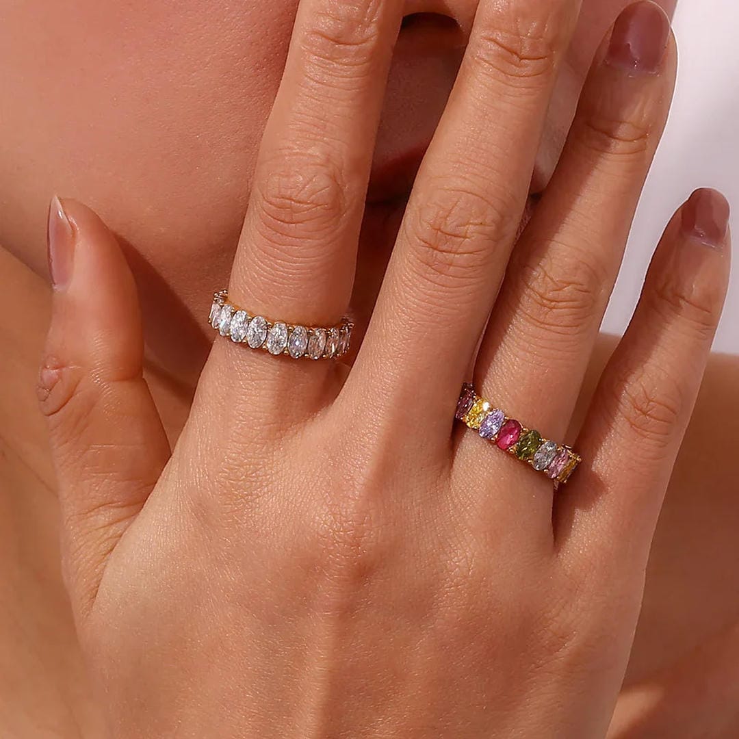 Anillo dorado con simulantes de cristal – imagen 7