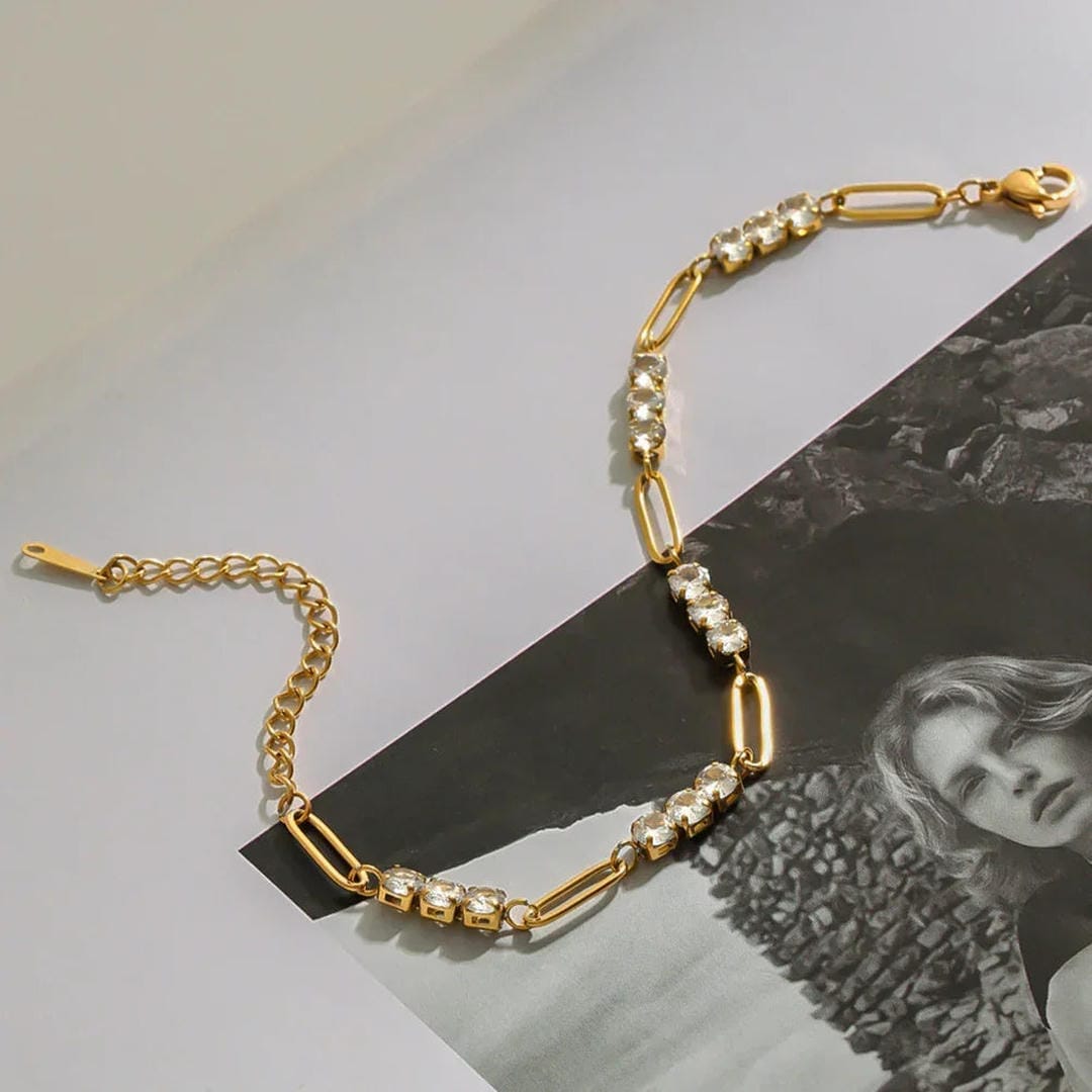 Pulsera de cadena dorada con cristales brillantes – imagen 3