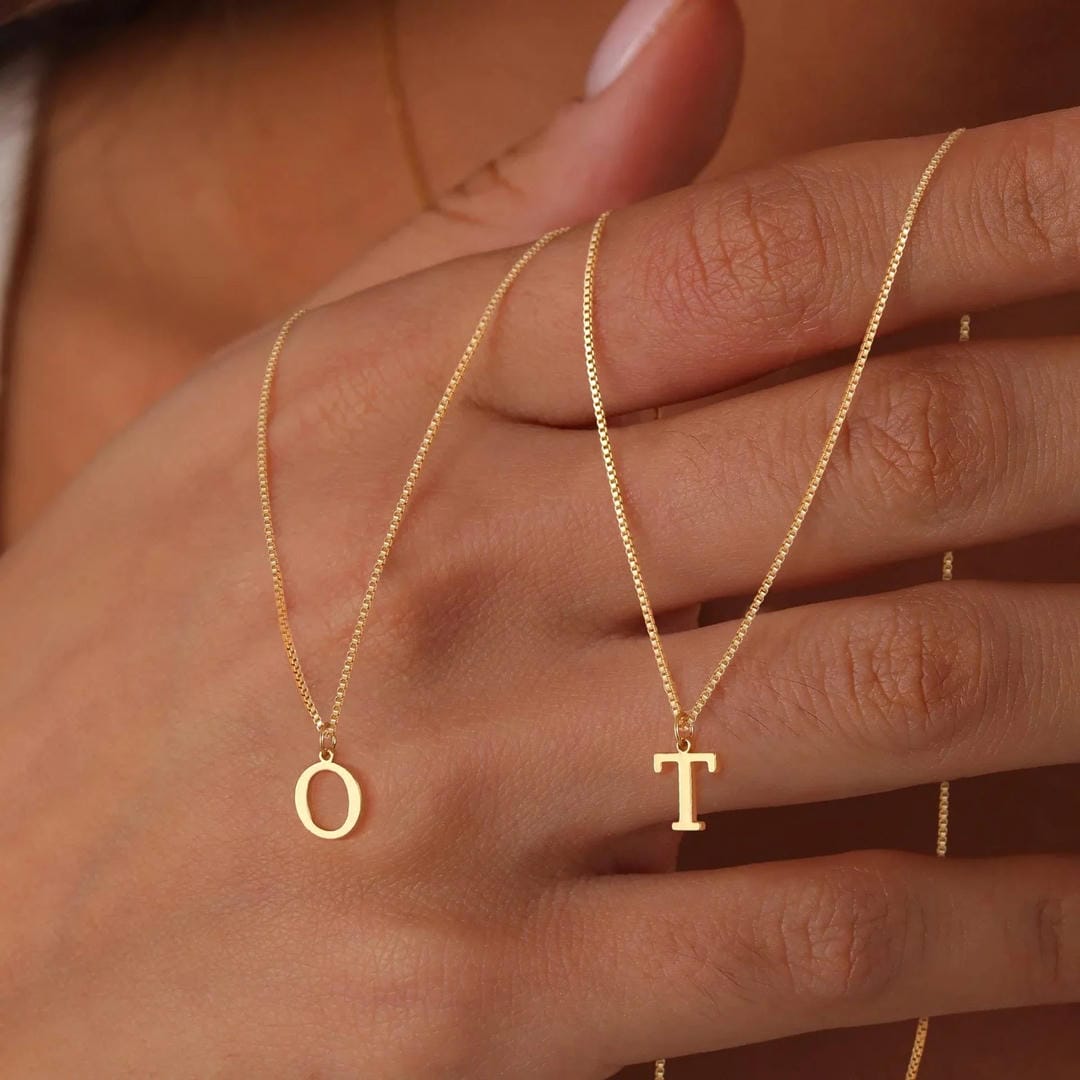 Collar vintage dorado con inicial – imagen 2