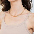 Collar atemporal de cadena de eslabones tipo clip en oro – imagen 4
