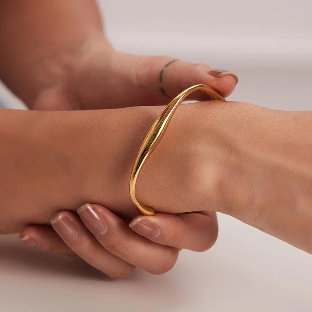 Brazalete espiral de lujo atemporal en dorado – imagen 7