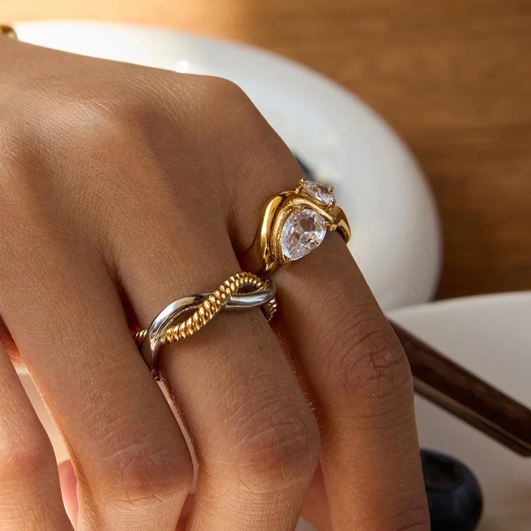 Anillo elegante dorado con cristal en forma de lágrima – imagen 3