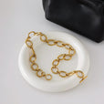 Collar de cadena dorada audaz y atemporal – imagen 2