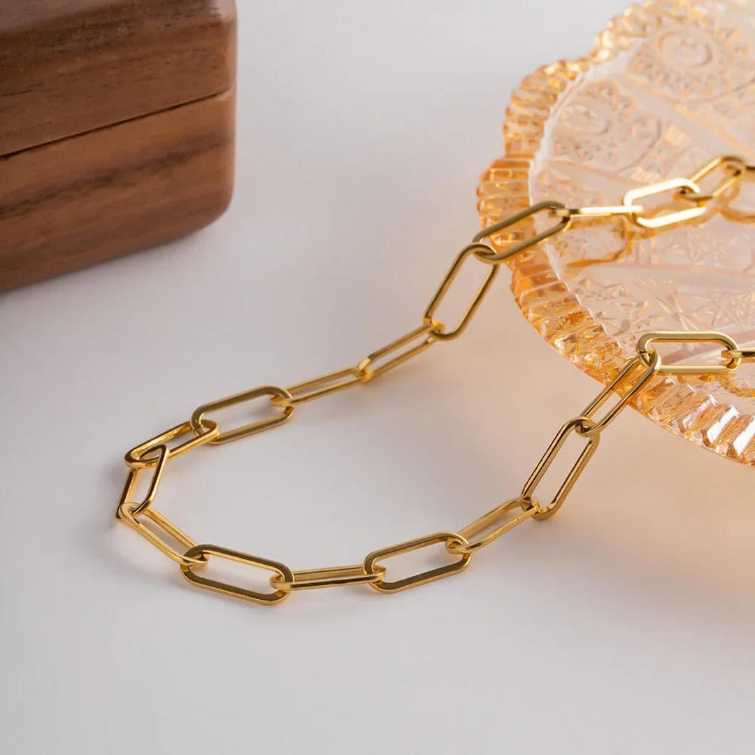 Collar atemporal de cadena de eslabones tipo clip en oro – imagen 2