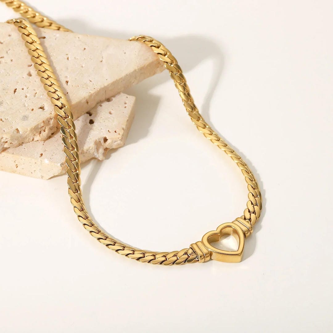 Gargantilla dorada elegante de corazón hueco – imagen 3